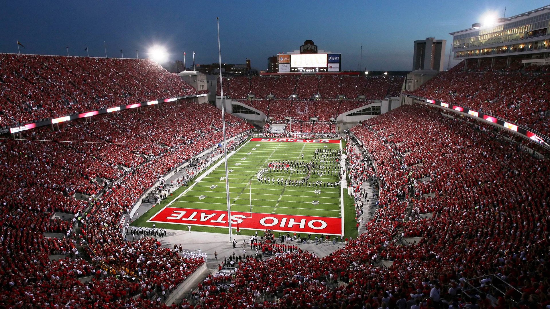 熊猫体育互动-冰火双极，从秘鲁之巅到欧冠之夜，莱万的统治力跨越大陆